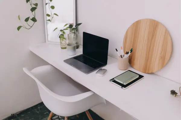 Essenciais do Minimalismo: Móveis Ideais para um Escritório em Casa Produtivo